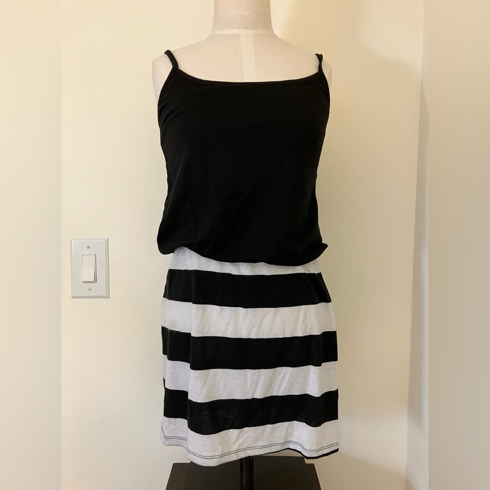 Juniors medium black and white striped t-shirt material dress